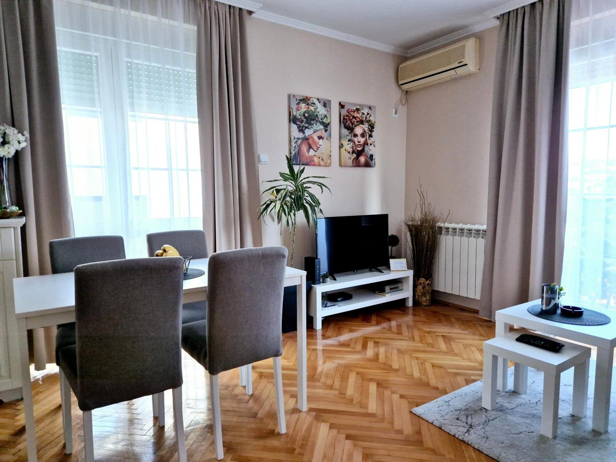 Apartman Centar โปชาเรวัซ ภายนอก รูปภาพ