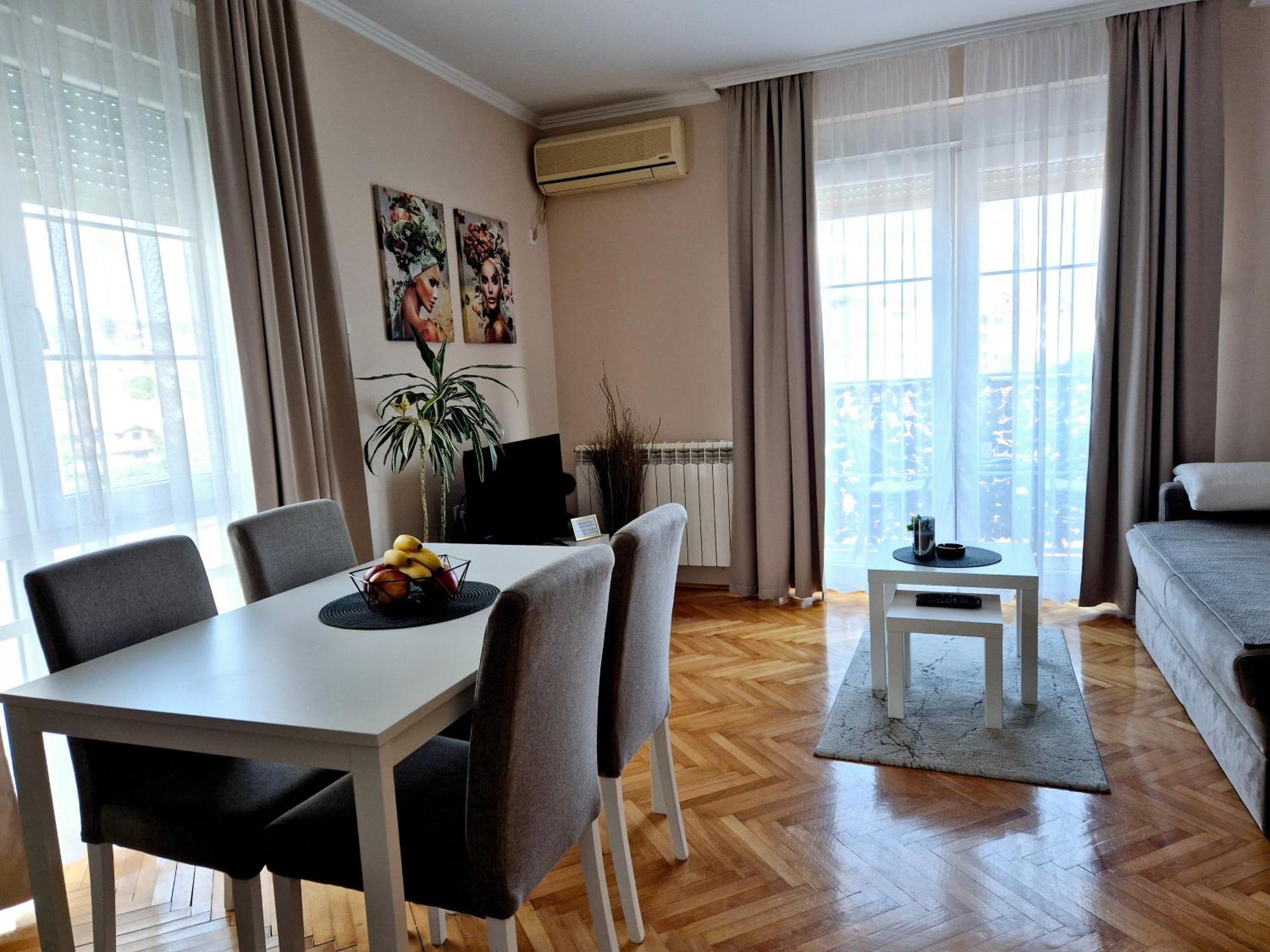 Apartman Centar โปชาเรวัซ ภายนอก รูปภาพ